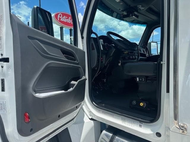 2027 Peterbilt 548 — photo 10