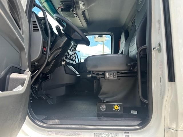 2027 Peterbilt 548 — photo 11