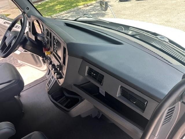 2027 Peterbilt 548 — photo 18
