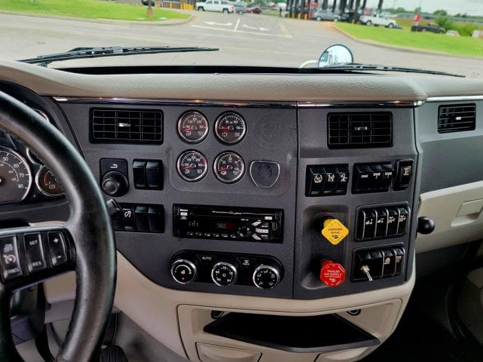 2020 Peterbilt 567 — photo 29