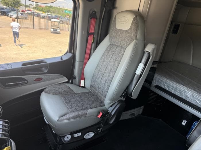 2022 Peterbilt 579 — photo 9