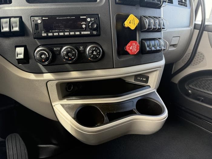 2022 Peterbilt 579 — photo 8