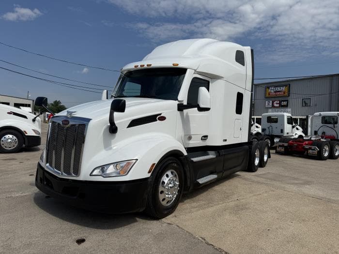 2022 Peterbilt 579 — photo 2