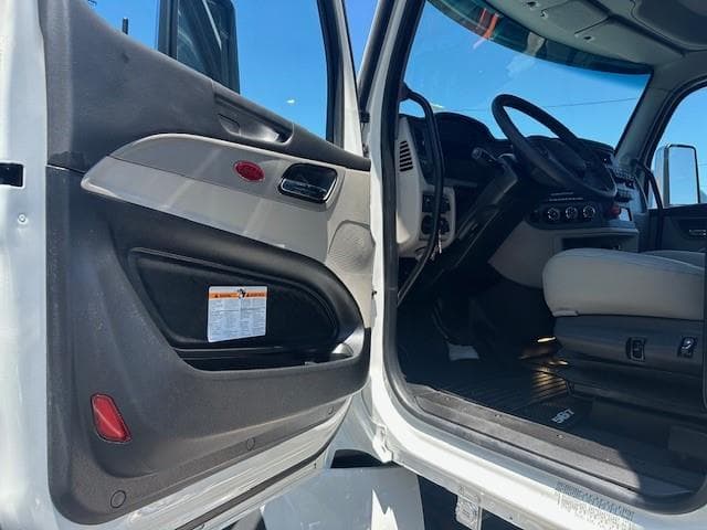 2027 Peterbilt 567 in Tampa, FL — photo 10