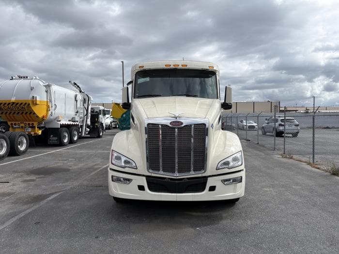 2024 Peterbilt 579 in Los Angeles, CA — photo 3