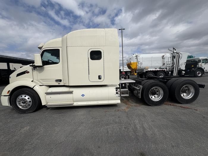 2024 Peterbilt 579 in Los Angeles, CA — photo 9