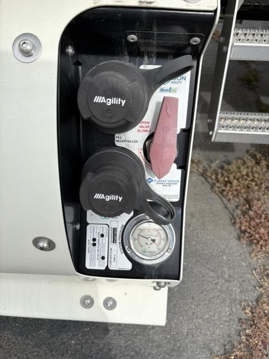 2024 Peterbilt 579 in Los Angeles, CA — photo 10