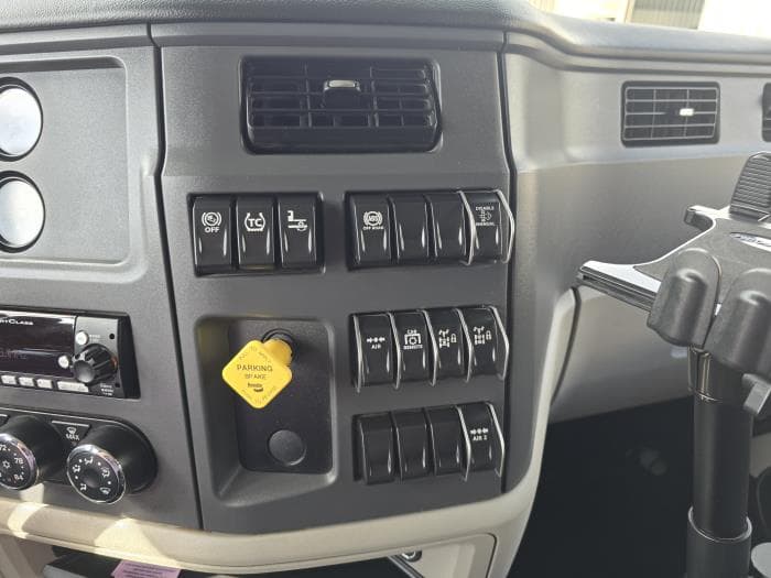 2025 Peterbilt 567 — photo 13