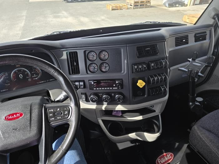 2025 Peterbilt 567 — photo 12