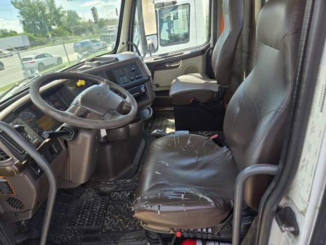 2016 Volvo VNL 300 — photo 7