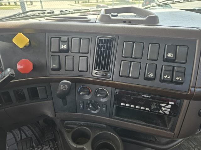 2016 Volvo VNL 300 — photo 8