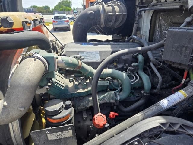 2016 Volvo VNL 300 — photo 15