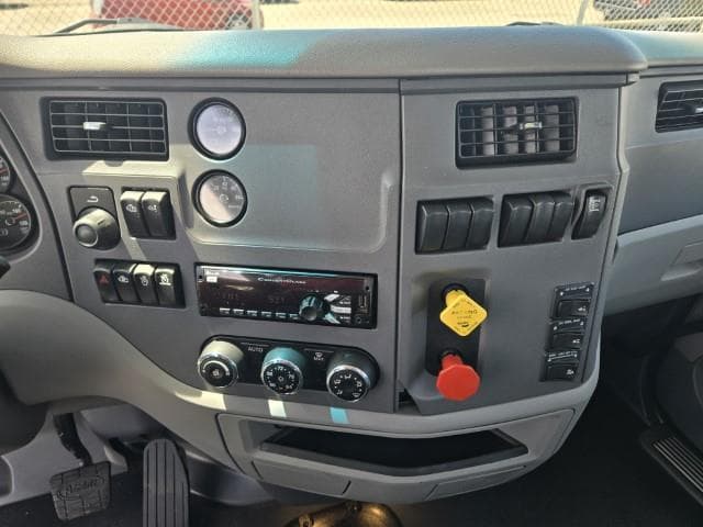 2016 Peterbilt 579 — photo 9