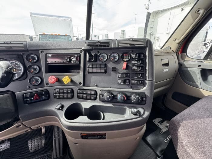 2018 Freightliner Cascadia — photo 16