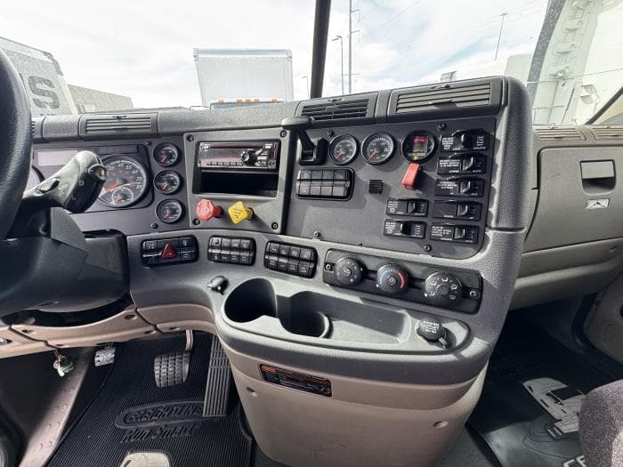 2018 Freightliner Cascadia — photo 17