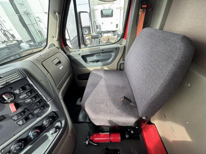 2018 Freightliner Cascadia — photo 18
