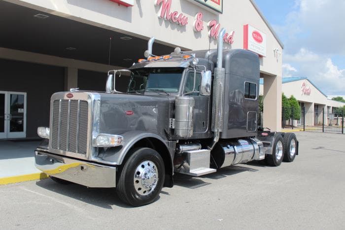 2023 Peterbilt 389 — photo 2