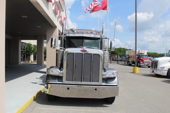 2023 Peterbilt 389 — photo 3