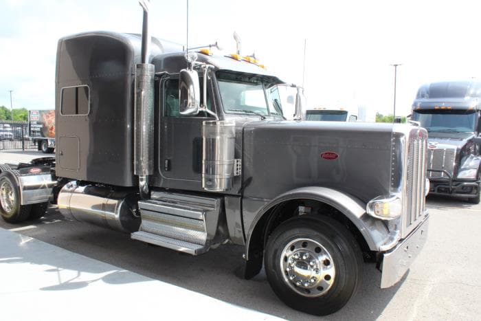 2023 Peterbilt 389 — photo 9