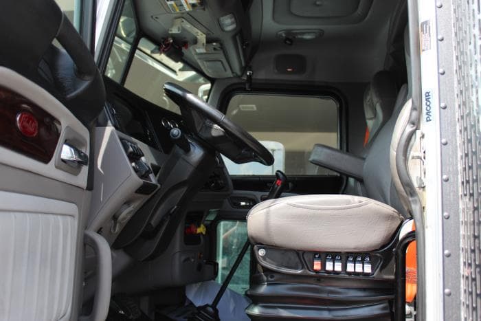 2023 Peterbilt 389 — photo 10