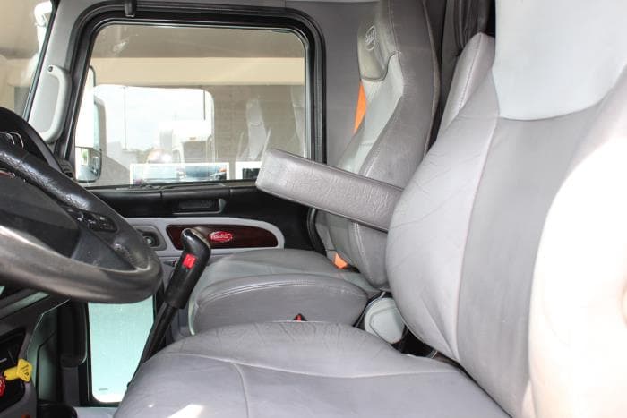 2023 Peterbilt 389 — photo 11