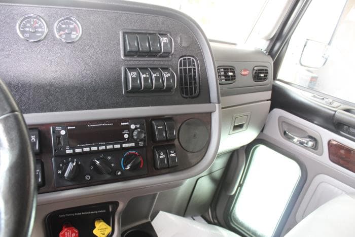 2023 Peterbilt 389 — photo 13