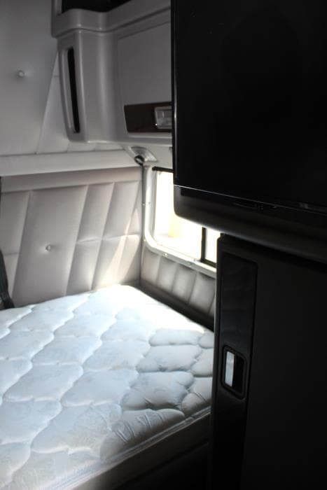 2023 Peterbilt 389 — photo 16