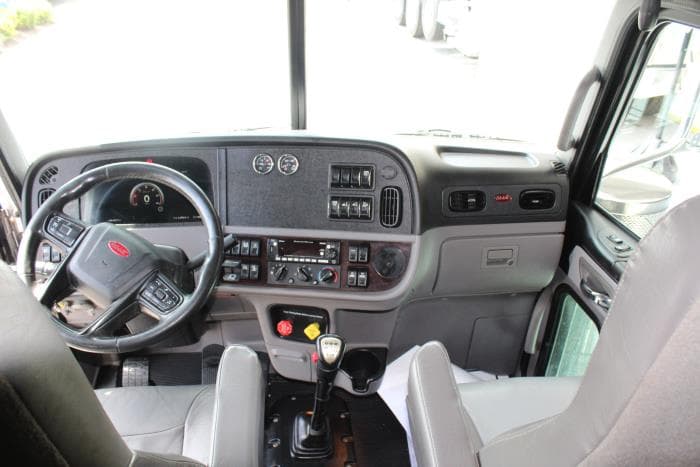 2023 Peterbilt 389 — photo 17