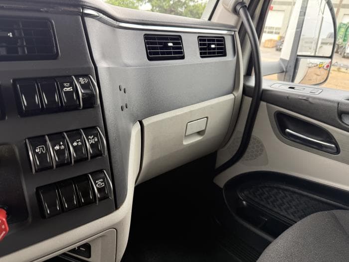 2022 Peterbilt 579 — photo 8