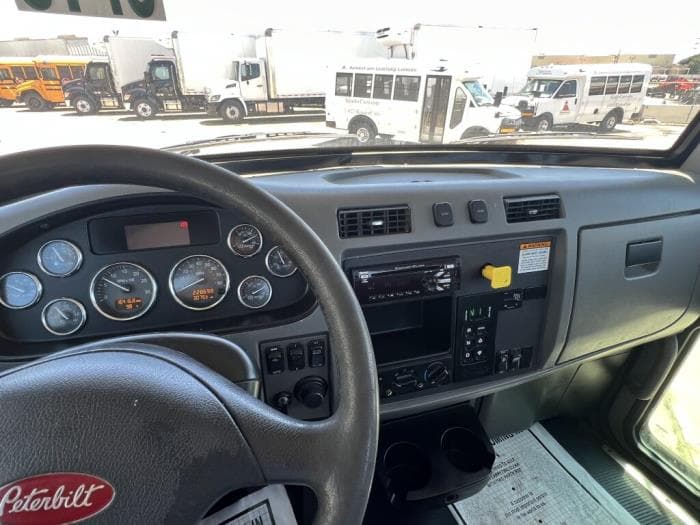 2015 Peterbilt 337 — photo 11