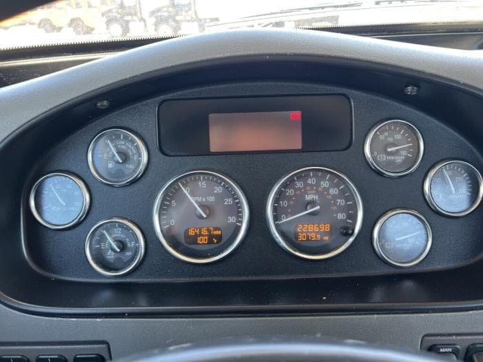 2015 Peterbilt 337 — photo 12