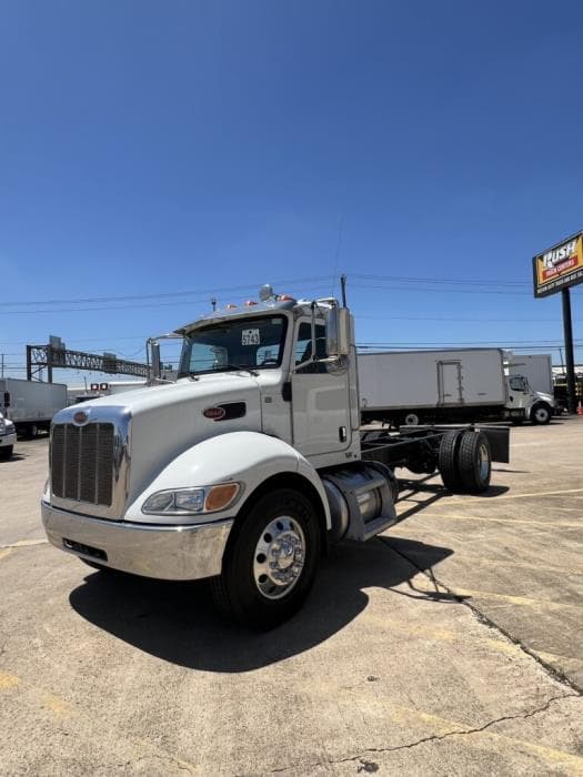 2015 Peterbilt 337 — photo 2