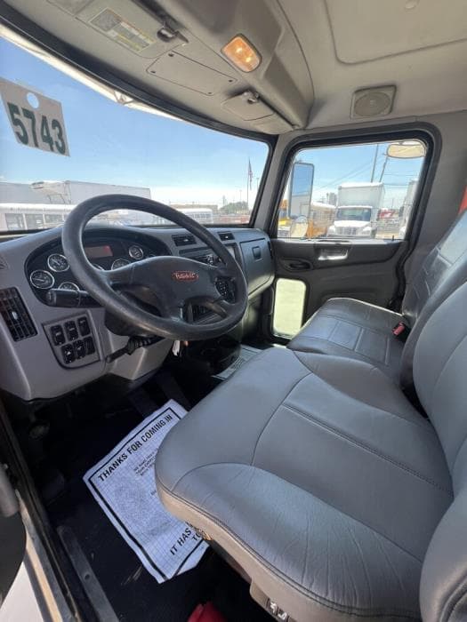 2015 Peterbilt 337 — photo 14