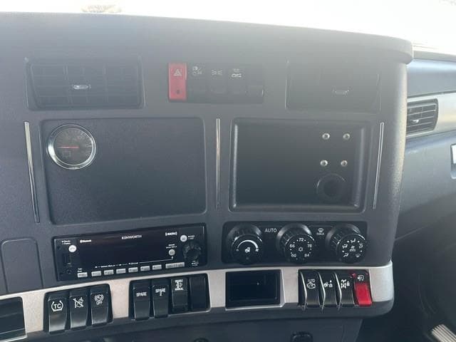 2022 Kenworth T680 — photo 12