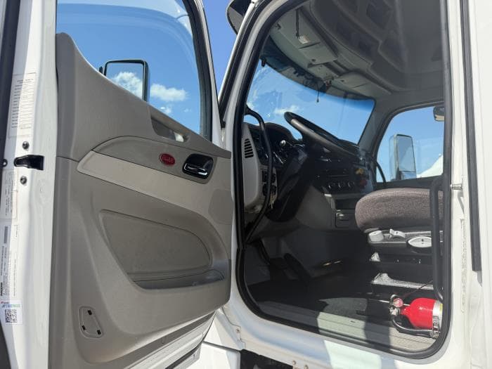 2022 Peterbilt 567 — photo 25