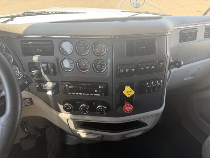 2022 Peterbilt 567 — photo 34