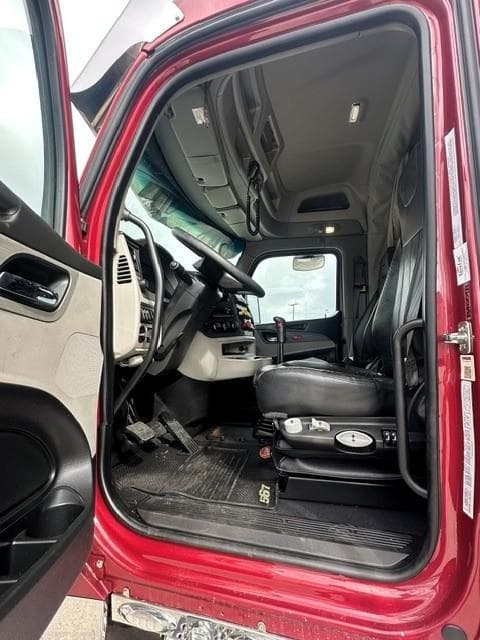 2022 Peterbilt 567 — photo 2