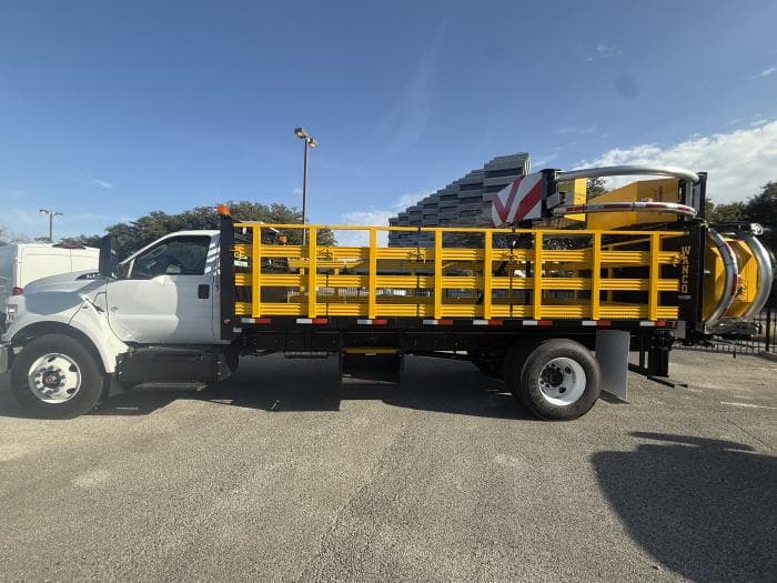 2027 Ford F-650 — photo 2