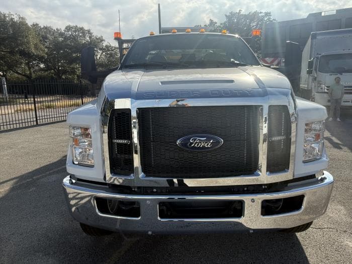 2027 Ford F-650 — photo 8