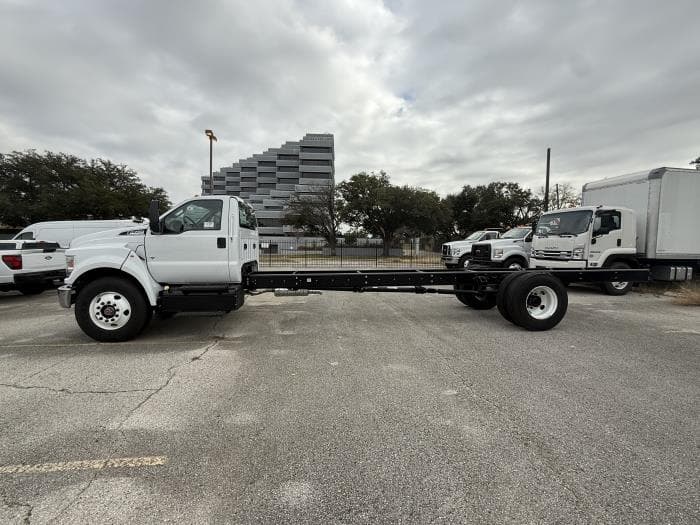 2027 Ford F-750 — photo 2
