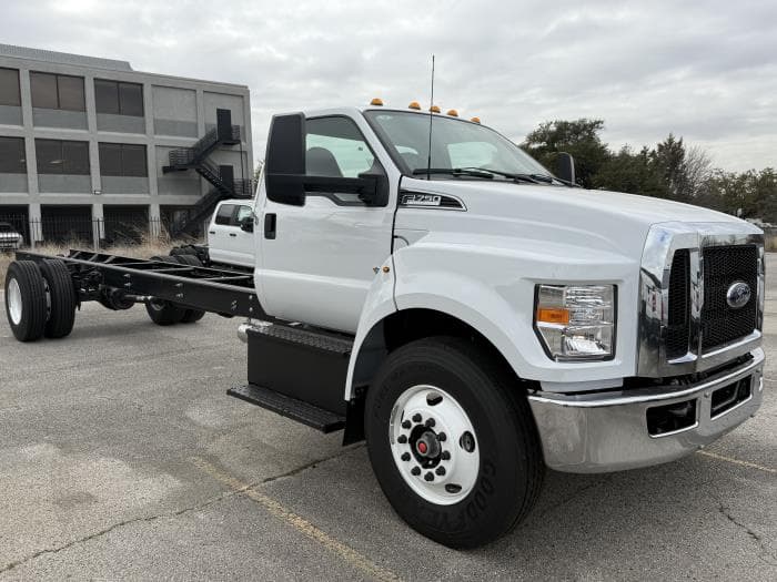 2027 Ford F-750 — photo 8