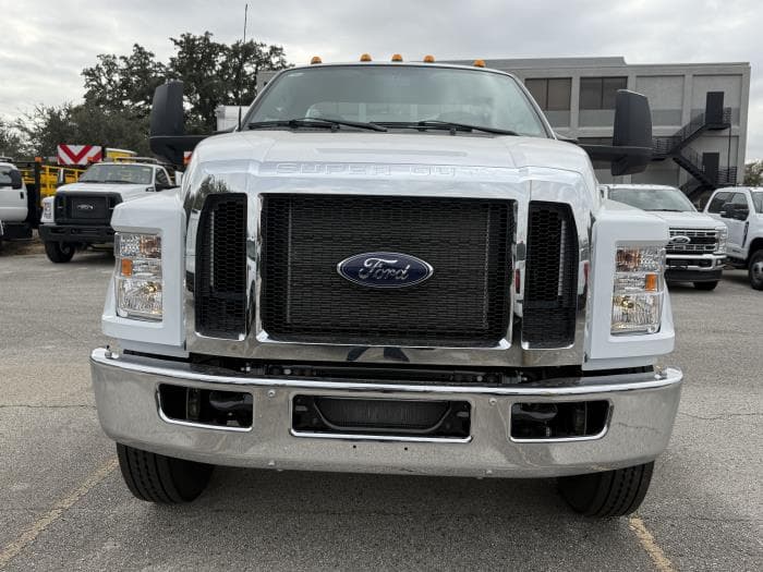 2027 Ford F-750 — photo 9