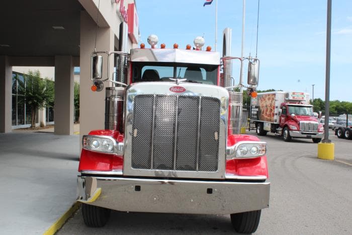 2023 Peterbilt 389 — photo 3