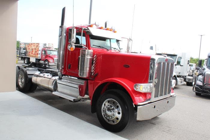 2023 Peterbilt 389 — photo 9