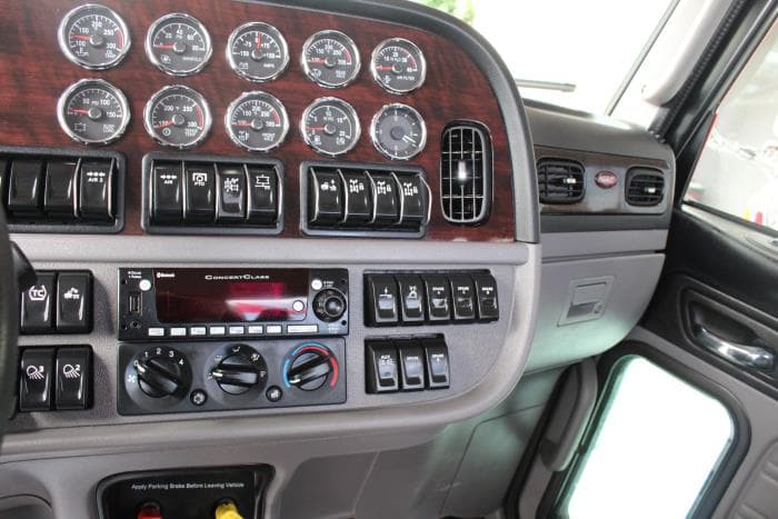 2023 Peterbilt 389 — photo 13