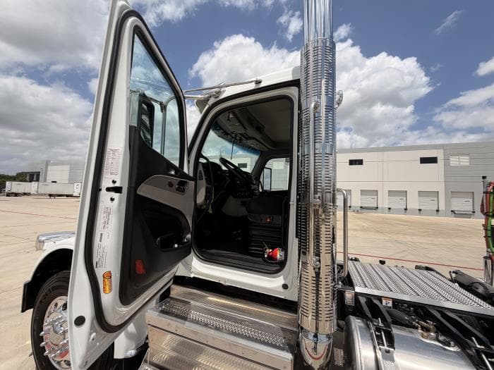 2027 Peterbilt 589 — photo 17
