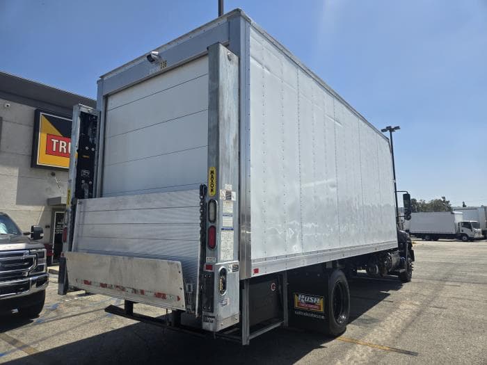 2019 Hino 268 — photo 6
