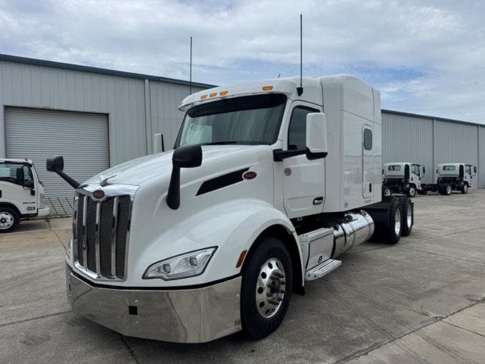 2022 Peterbilt 579 — photo 2