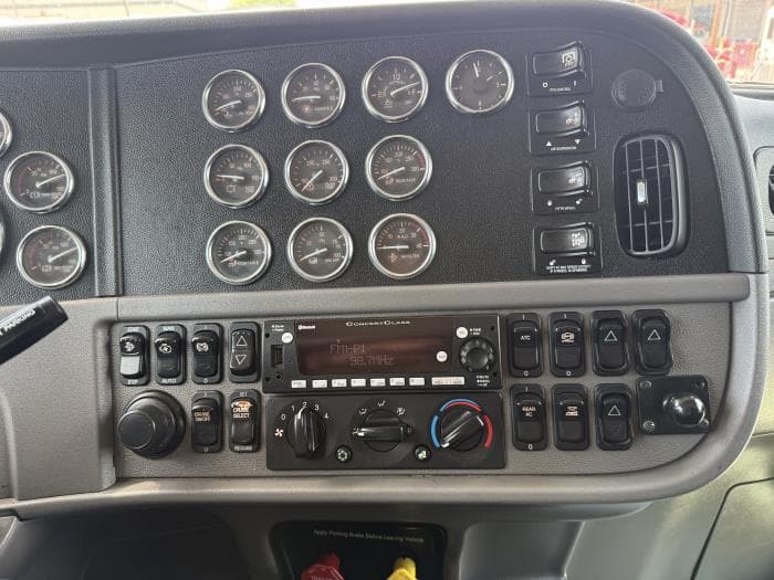 2022 Peterbilt 389 — photo 6