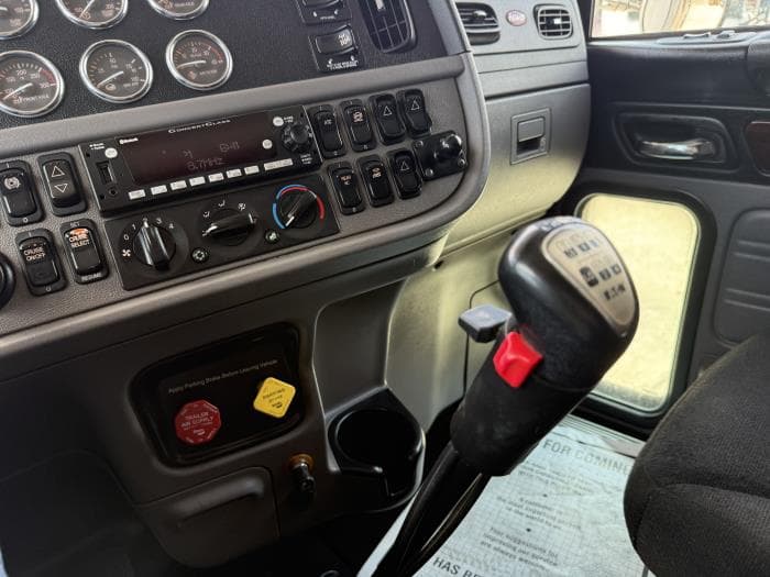 2022 Peterbilt 389 — photo 7